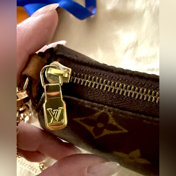 Louis Vuitton Eva 2-way Monogram Clutch/Crossbody
Comes w/ everything Almost new - Picture 13 of 16